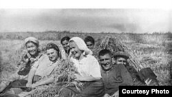 Imagine de la expoziția ilustrînd deportările de moldoveni în Siberia