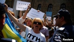 Protestatari la Sofia împotriva președintelui Putin, înaintea întîlnirii lui Serghei Lavrov cu omologul său bulgar, Rosen Plevneliev