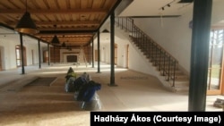 Az ebédlő és a társalgó együtt több száz négyzetméteres