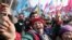Приверженцы и противники правящей коалиции митингуют у зданий правительства и Верховной Рады