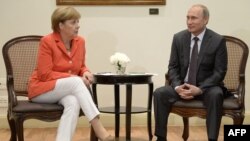 Германия канцлері Ангела Меркель (сол жақта) және Ресей президенті Владимир Путин. Рио-де-Жанейро, 13 шілде 2014 жыл. (Көрнекі сурет)