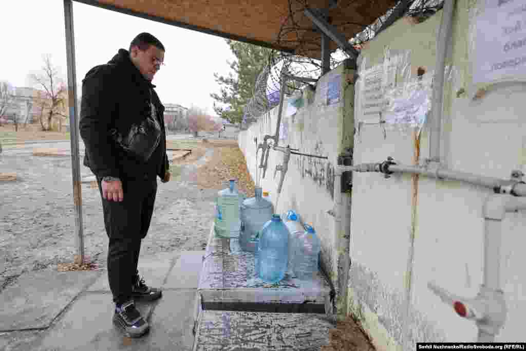 &laquo;Щедрик був написаний в місті, початок всі памʼятають&raquo;, &ndash; сміється Євген якого ми зустріли біля місця, де місцеві можуть набрати води. Тут же зустрічаю Антона (на фото), який працює на шахті. &laquo;Це найвідоміший його твір, писав він його в Покровську, наче як не підтверджено, але, скоріш за все, тут. Великий український композитор. Його радянська влада пригноблювала&raquo; &nbsp;