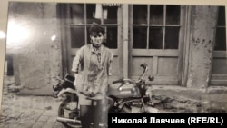 Walking along the street, Иван Христев