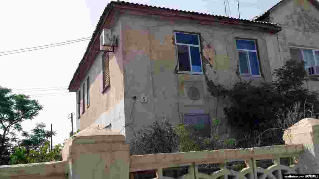 Sowet döwründe gurlandygy aýdylýan bu ýaşaýyş jaýlarynda şol döwürden bäri abatlaýyş işleriniň geçirilmändigi, şol sebäpden ýaşaýjylaryň öz hasaplaryna remont işlerini geçirýändigi aýdylýar. Käbir jaýlaryň diwarlarynyň opurlandygyny, käbirleriniň bolsa içindäki zeminleriň ýiti zaýalanandygyny, şol sebäpden jaýlaryň käbir gatlaryna ýumrulmak howpunyň abanýandygyny bu sebitde ýaşaýan ýaşaýjylar belleýärler.