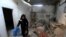  رسانه‌های فلسطینی می‌گویند، یک زن باردار، شوهر و نوزادشان در بمباران اردوگاه نصیرات در مرکز باریکه غزه کشته شدند.
