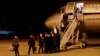 Diplomați cehi expulzați din Rusia coboară pe aeroportul din Praga, 19 aprilie 2021.