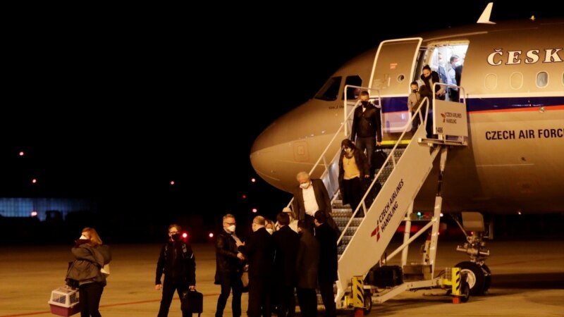 Десетици протерани руски дипломати ја напуштија Чешка