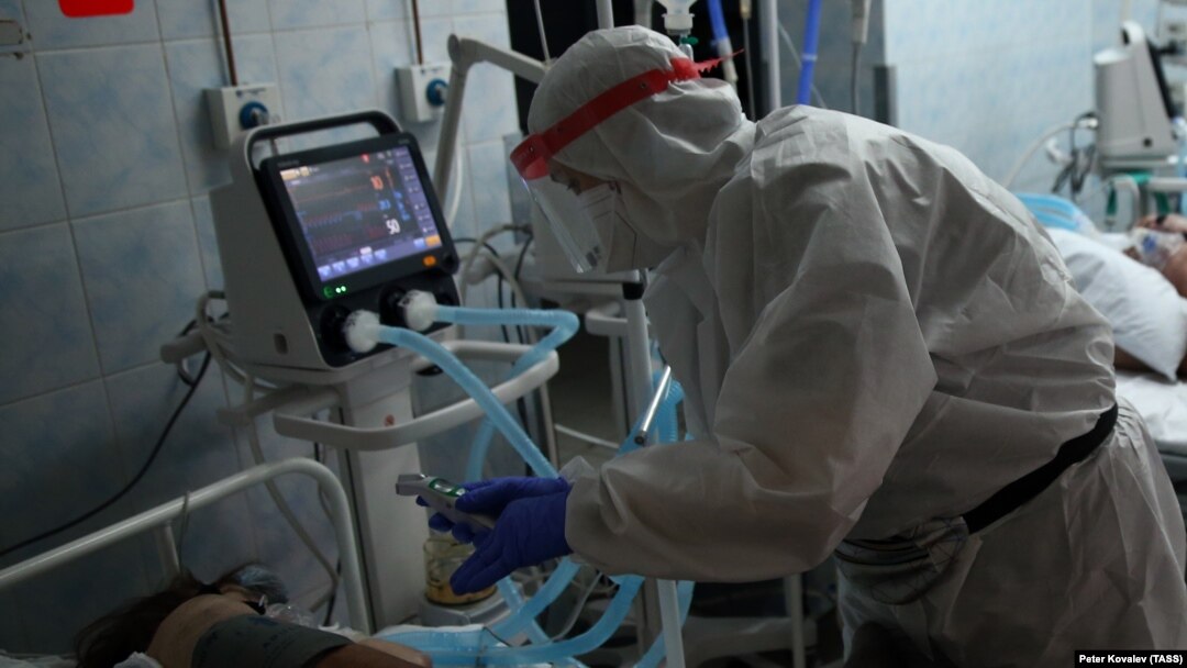 În secțiile de terapie intensivă se află un număr record de 1.556 de pacienți cu Covid. Acestea sunt supraaglomerate și sistemul sanitar nu mai poate face față valului de îmbolnăviri.