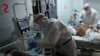 Медицинские работнике в палате интенсивной терапии инфекционного отделения больницы Святого Георгия, где оказывают помощь пациентам с коронавирусной инфекцией. Санкт-Петербург, декабрь 2020 года
