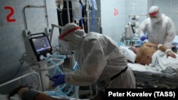 Dy pacientë duke u trajtuar kundër koronavirusit në Shën Petersburg. Dhjetor 2020.
