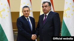 Заместитель премьер-министра Узбекистана Рустам Азимов (слева) и президент Таджикистана Эмомали Рахмон. Душанбе, 27 декабря 2016 года.