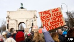 „Cei care nu învață din istorie, sunt condamnați să o repete”. Valul de proteste împotriva extremei drepte nu a redus popularitatea partidului extremist și xenofob, Alternativa pentru Germania (AfD). Rămâne pe locul doi în sondaje. München, 21 ianuarie 2024.