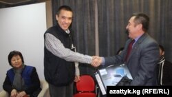 Султан Жумагулов, директор “Азаттык Медиа” вручает главный приз Назикбеку Кыдырмышеву