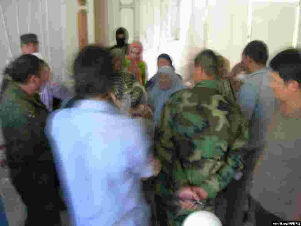 Ўшлик Ҳикматулло аканинг уйида "зачистка" ўтказилмоқда. - Зачистка бўлаëтган уй ичида