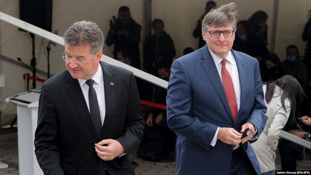 Miroslav Lajček (levo), Specijalni predstavnik Evropske unije za dijalog Beograda, i Metju Palmer, zamenik pomoćnika američkog državnog sekretara, nakon posete Prištini dolaze u Beograd