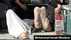 د پنجشنبې ورځې د حملې ټپیان روغتون ته د لېږدولو پر مهال