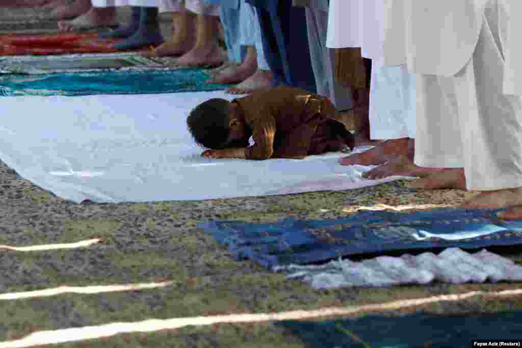Маленький мальчик молится вместе с другими в ознаменование&nbsp;окончания священного месяца Рамадан (Рамазан) в&nbsp;Пешаваре, Пакистан