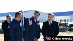 Мирзиëев янги қурилаëтган Шўртан газ-кимё мажмуасида.