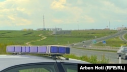 Policia e Kosovës gjatë monitorimit të trafikut rrugor.