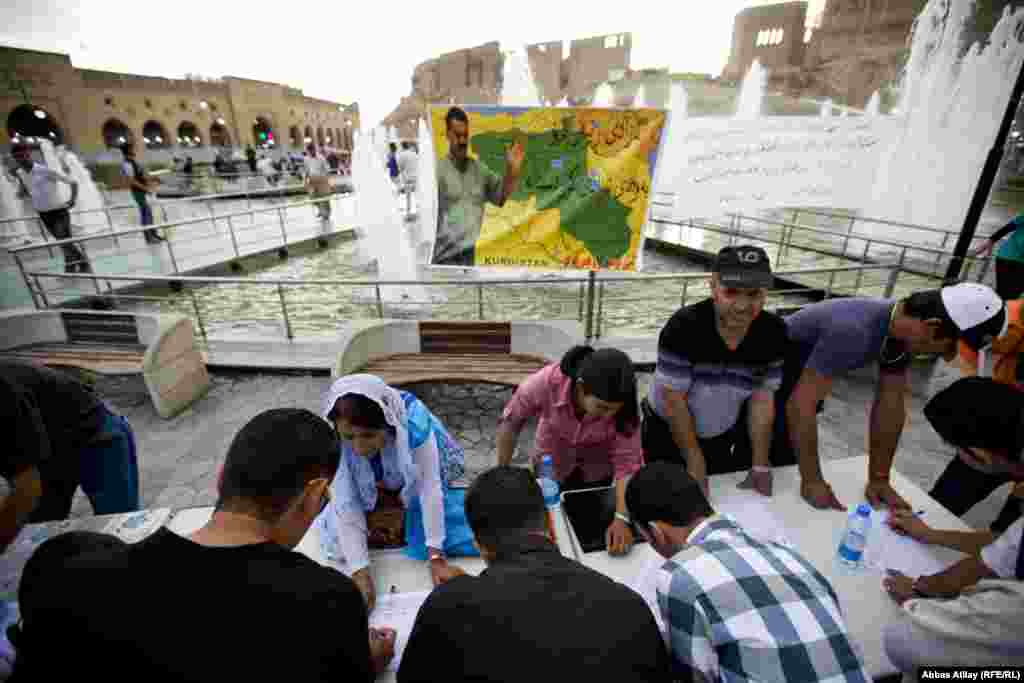 Ərbil şəhərinin mərkəzindəki parkda Türkiyədə həbsdə olan Abdullah Öcalanın azad edilməsi ilə bağlı imza kampaniyası.