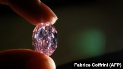 الماس صورتی-ارغوانی کمیاب در یک حراج در ژنو در سال ۲۰۲۰ (عکس از آرشیو)