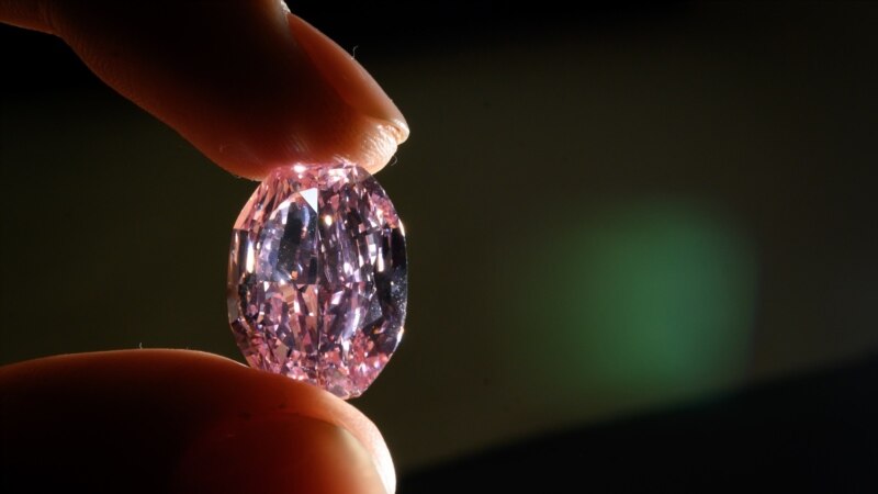 الماس صورتی ارغوانی به قیمت ۲۴ میلیون دالر در ژینو به فروش رسید
