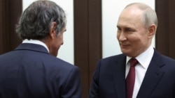 Președintele rus Vladimir Putin (dreapta) și șeful Agenției Internaționale pentru Energie Atomică, Rafael Grossi, pe 6 martie, înaintea discuțiilor de la Soci. 