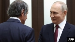 Președintele rus Vladimir Putin (dreapta) și șeful Agenției Internaționale pentru Energie Atomică, Rafael Grossi, pe 6 martie, înaintea discuțiilor de la Soci. 