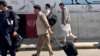 Кабулдун аэропортундагы жүргүнчүлөр. 15-август, 2021-жыл.