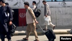 Авганистански патници одат кон аеродромот во Кабул