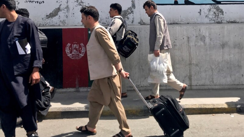 НАТО соопшти дека помага да остане отворен аеродромот во Кабул за евакуација