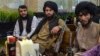 Talibani așteptând să fie serviți într-un restaurant în Kabul, joi 26 august, 2021.