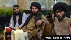 Taliban döyüşçüləri Kabildə restoranda, avqust, 2021-ci il