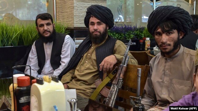 Disa talibanë në një restorant në Kabul.
