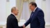 Milorad Dodik srdačno pozdravlja Vladimira Putina u vrijeme kada EU izoluje Rusiju zbog agresije na Ukrajinu, Moskva, 21.septembar 2022. godine