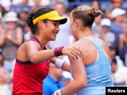 Emma Raducanu (stânga), după ce a învins-o pe Shelby Rogers