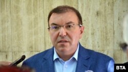 Здравният министър Костадин Ангелов беше поставен под карантина до 1 ноември заради контакт с премиера Бойко Борисов, който даде положителен тест за коронавирус