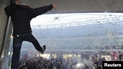 Группа митингующих попыталась штурмом взять офис Консервативной партии