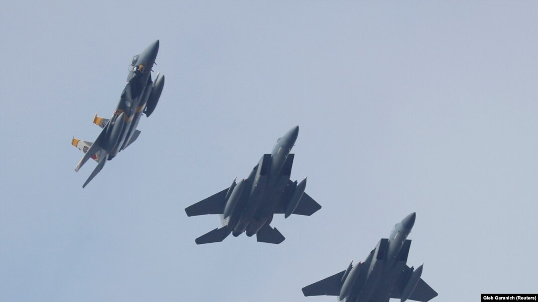 Aeronave F-15 în timpul unei parade