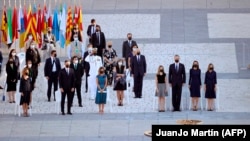 Королевская семья Испании и другие посетители церемонии почтения 28 400 жертв пандемии. 16 июля 2020 года. 