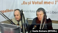 Valeriu Vasilică (Info-Prim Neo) și Nicolae Negru (Jurnal) în studioul Europei Libere