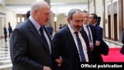 Kazakhstan - Belarusian President Alexander Lukashenko (L) and Armenian Prime Minister Nikol Pashinian talk during a CSTO summit in Astana, November 8, 2018.