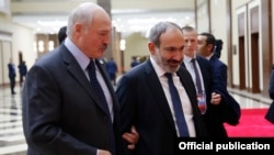 Kazakhstan - Belarusian President Alexander Lukashenko (L) and Armenian Prime Minister Nikol Pashinian talk during a CSTO summit in Astana, November 8, 2018.