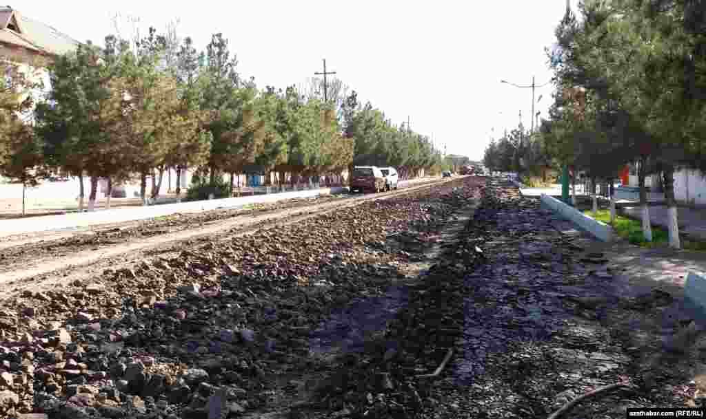 Türkmenabadyň käbir köçelerinde abatlaýyş işleri geçirilýär.