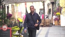 კოსოვოში მასობრივ მკვლელობებს გადარჩენილი კაცი სამართალს ეძიებს