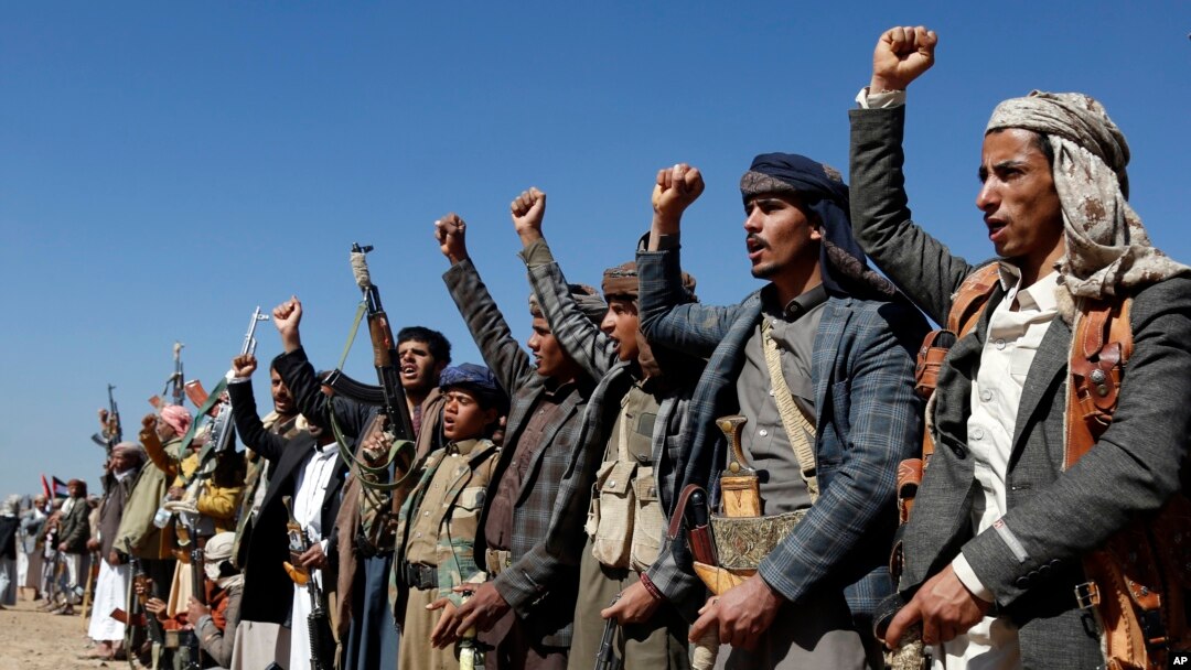 Luptători Houthi și membri ai triburilor organizează un miting împotriva loviturilor americane și britanice asupra siturilor militare conduse de Houthi în apropiere de Sanaa, Yemen, duminică, 14 ianuarie 2024