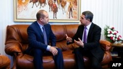 Presidenti bullgar, Rosen Plevneliev (djathtas) gjatë një bisede me presidentin e zgjedhur,  Rumen Radev, 14 nëntor 2016