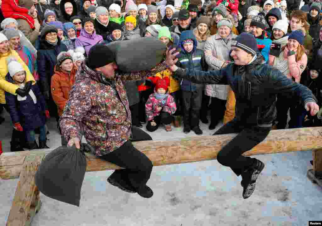 Традиційні бої подушками. Красноярськ, Росія