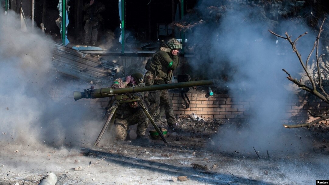 În Bahmut, estul Ucrainei, un militar ucrainean lansează o grenadă anti-tank înspre forțele ruse. În ciuda atacurilor masive, a implicării mercenarilor Wagner și a distrugerii aproape totale, orașul nu a fost încă revendicat de forțele ruse. Imagine din 13 februarie 2023.