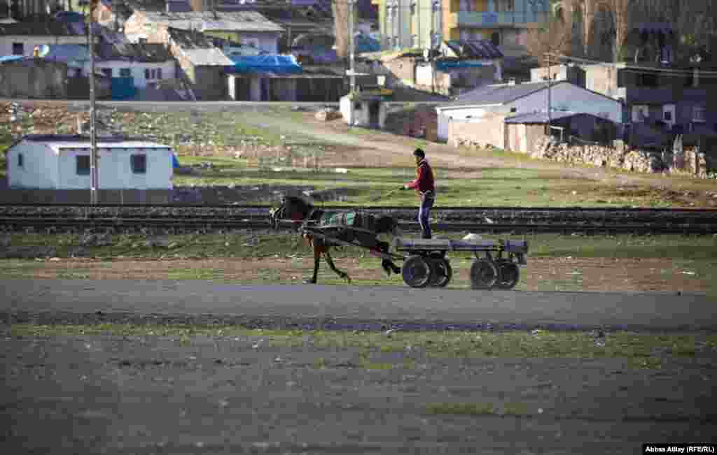 Sarayın yerləşdiyi yüksəklikdən ətrafdakı yaşayış yerləri rahat görünür.